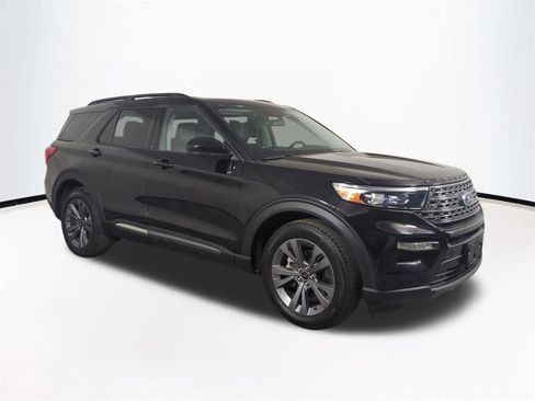 Used 2022 Ford Explorer XLT w/ Equipment Group 202A image 2