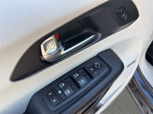 Used 2020 Chrysler Pacifica Limited w/ Advanced Safetytec Group image 12