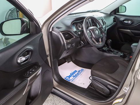 Used 2019 Jeep Cherokee Latitude w/ Popular Appearance Group image 3