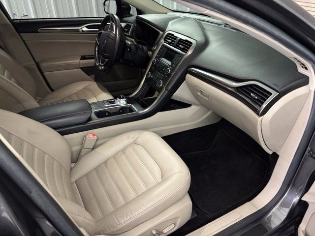 Used 2017 Ford Fusion SE FWD image 25