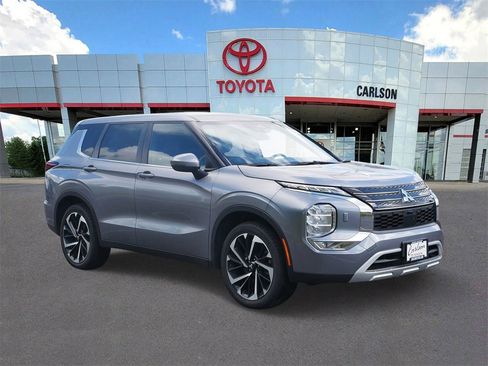 Used 2023 Mitsubishi Outlander SE image 2