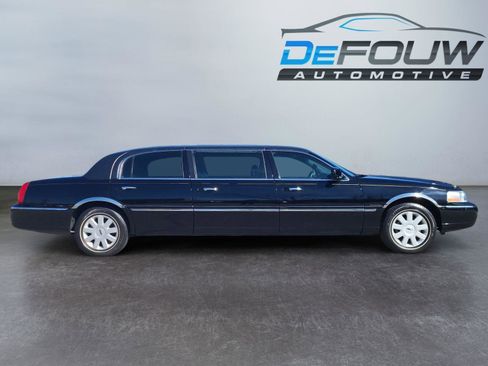 Used 2006 Lincoln Town Car Executive image 2