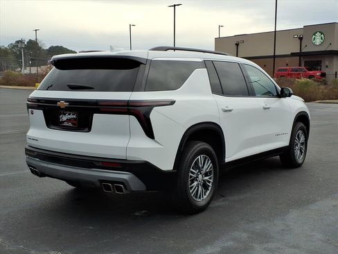 Used 2025 Chevrolet Traverse LT w/ Driver Confidence Package image 17