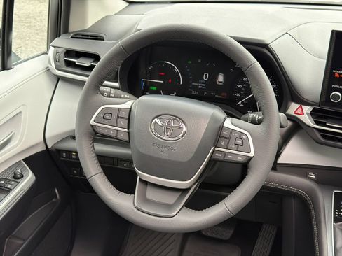 New 2026 Toyota Sienna XLE FWD image 24