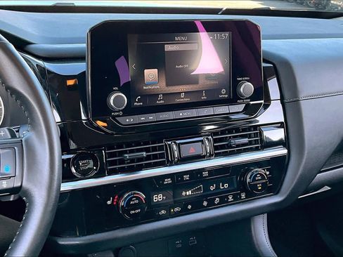 Used 2025 Nissan Pathfinder SV image 6