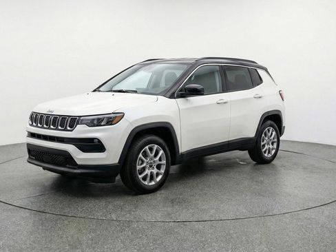 Used 2025 Jeep Compass Limited image 3