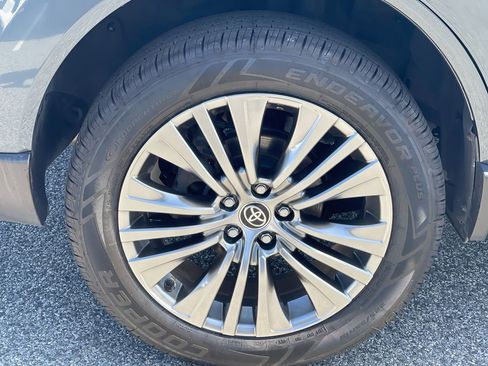 Certified 2021 Toyota Venza XLE w/ Softex Package AWD/4WD image 16