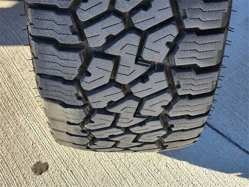 Used 2025 Jeep Gladiator Mojave w/ Convenience Group image 12