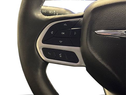 Used 2024 Chrysler Pacifica Touring-L image 21