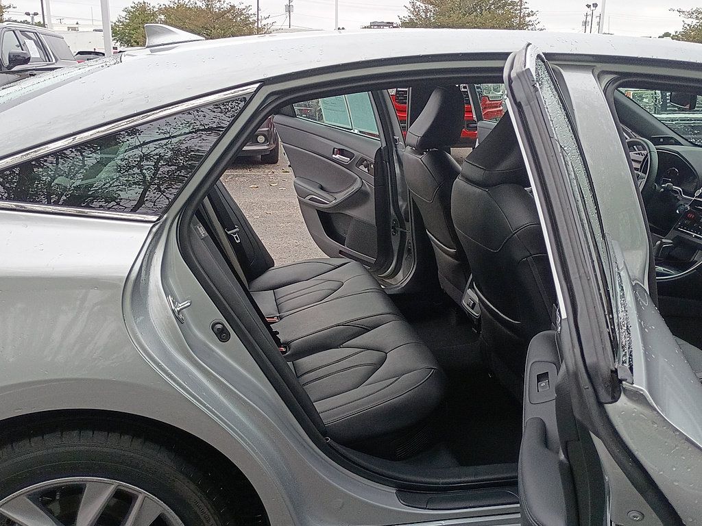 Used 2021 Toyota Avalon XLE w/ Moonroof Package FWD image 15