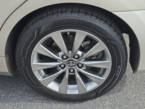 Used 2017 Toyota Camry XLE w/ Moonroof Package image 34