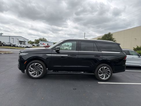Used 2025 Lincoln Navigator Reserve image 11