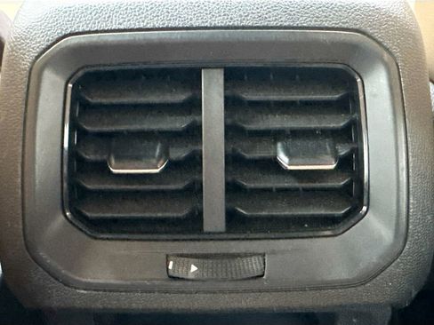 Used 2022 Volkswagen Tiguan SE image 32