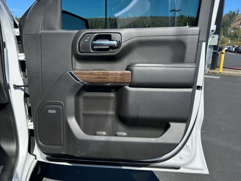 Used 2022 Chevrolet Silverado 1500 High Country w/ Technology Package AWD/4WD image 27