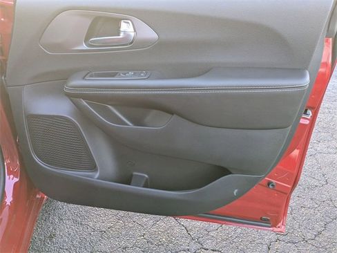 New 2026 Chrysler Pacifica Select image 35