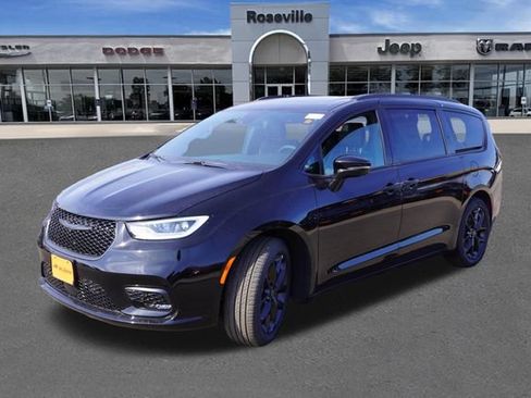 New 2026 Chrysler Pacifica Limited w/ S Appearance Package FWD image 8