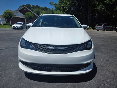 Used 2022 Chrysler Voyager LX FWD image 2