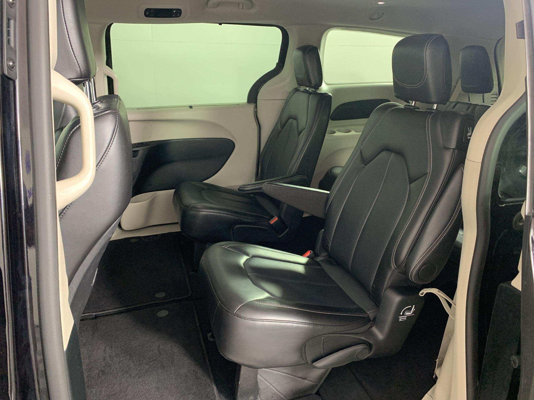 Used 2024 Chrysler Pacifica Touring-L FWD image 28