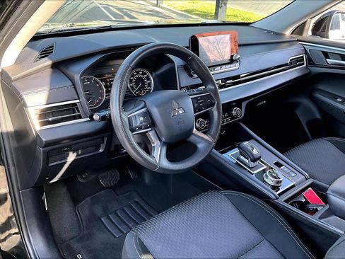 Used 2023 Mitsubishi Outlander ES image 17