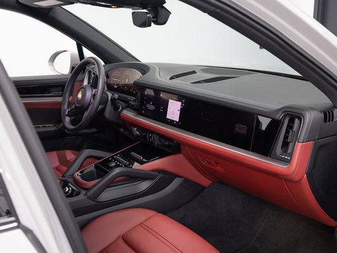 Used 2026 Porsche Cayenne S image 31