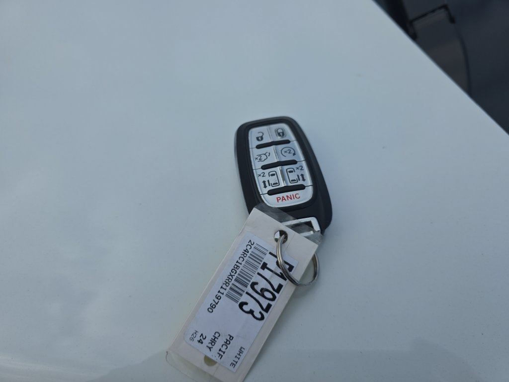 Used 2024 Chrysler Pacifica Touring-L FWD image 27