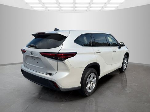 Used 2022 Toyota Highlander L FWD image 7
