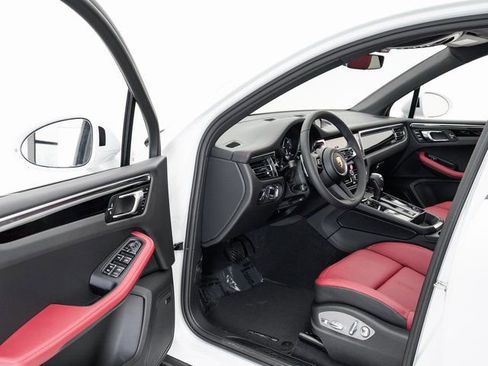 Certified 2025 Porsche Macan image 7