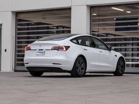 Used 2023 Tesla Model 3 Standard Range image 9