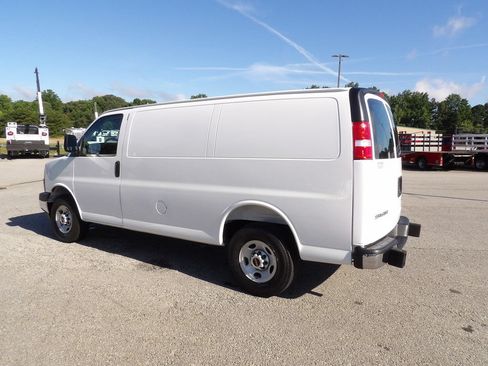 Used 2025 GMC Savana 2500 w/ Driver Convenience Package RWD image 4