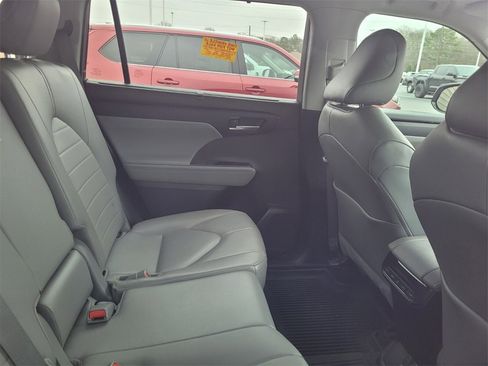 Used 2023 Toyota Highlander XLE image 10