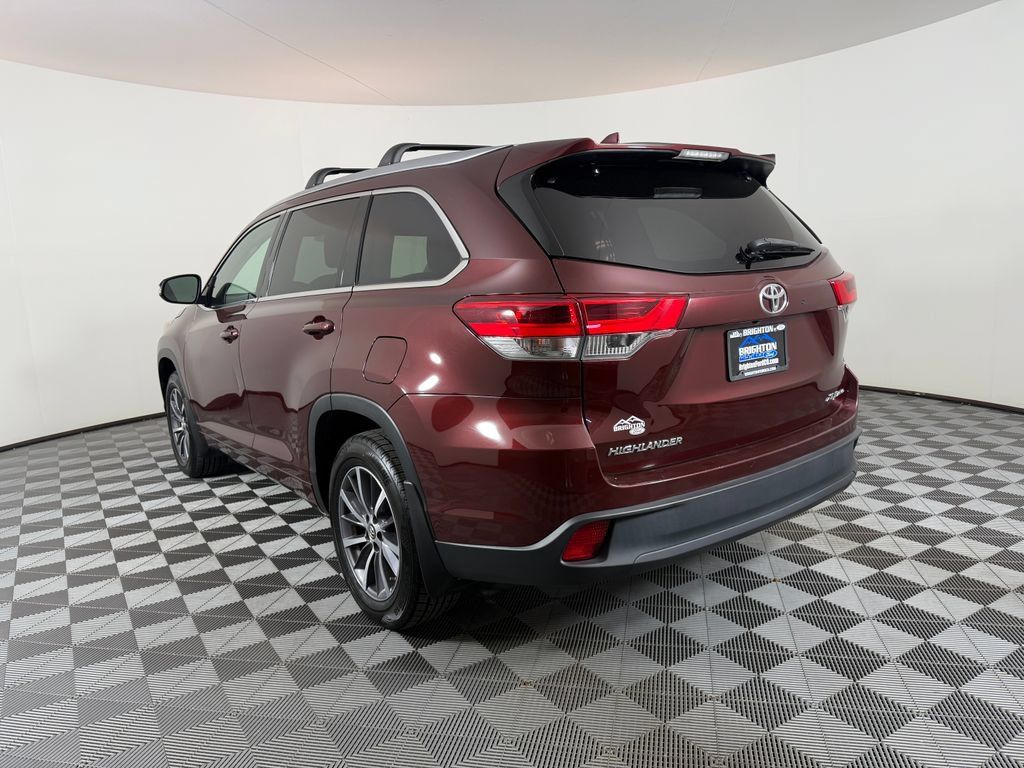 Used 2017 Toyota Highlander XLE AWD/4WD image 5