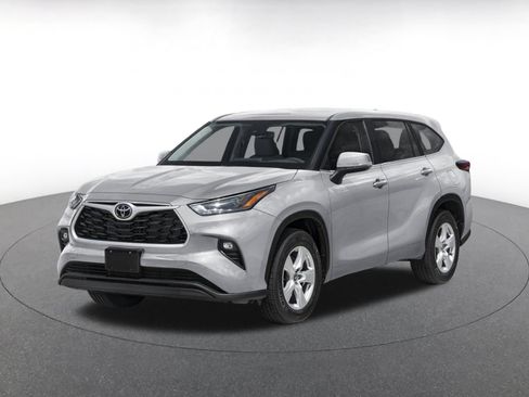 Used 2025 Toyota Highlander LE FWD image 3