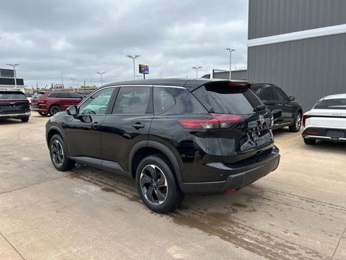 Used 2025 Nissan Rogue SV image 2