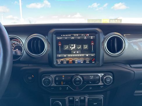 Used 2018 Jeep Wrangler Unlimited Sahara image 15