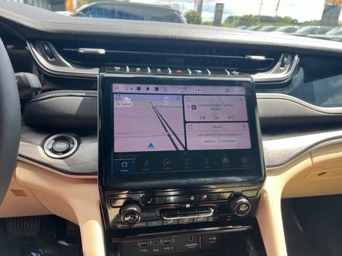 Used 2023 Jeep Grand Cherokee Limited w/ Luxury Tech Group II AWD/4WD image 14