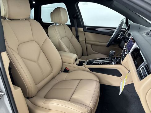 Certified 2025 Porsche Macan image 29