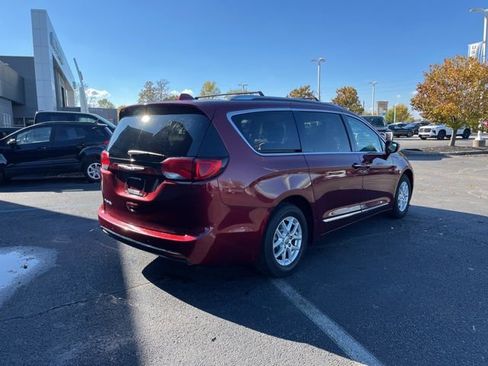 Used 2020 Chrysler Pacifica Touring-L image 8