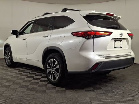 Used 2020 Toyota Highlander XLE AWD/4WD image 7