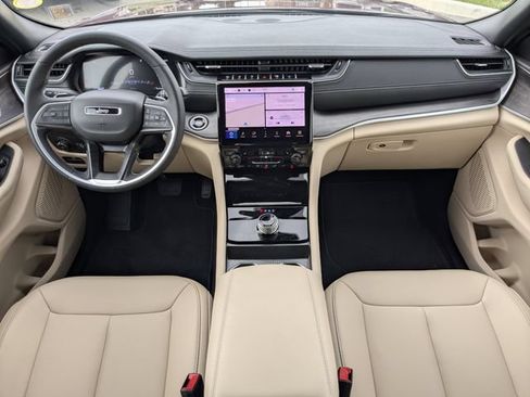 Used 2025 Jeep Grand Cherokee Limited RWD image 20