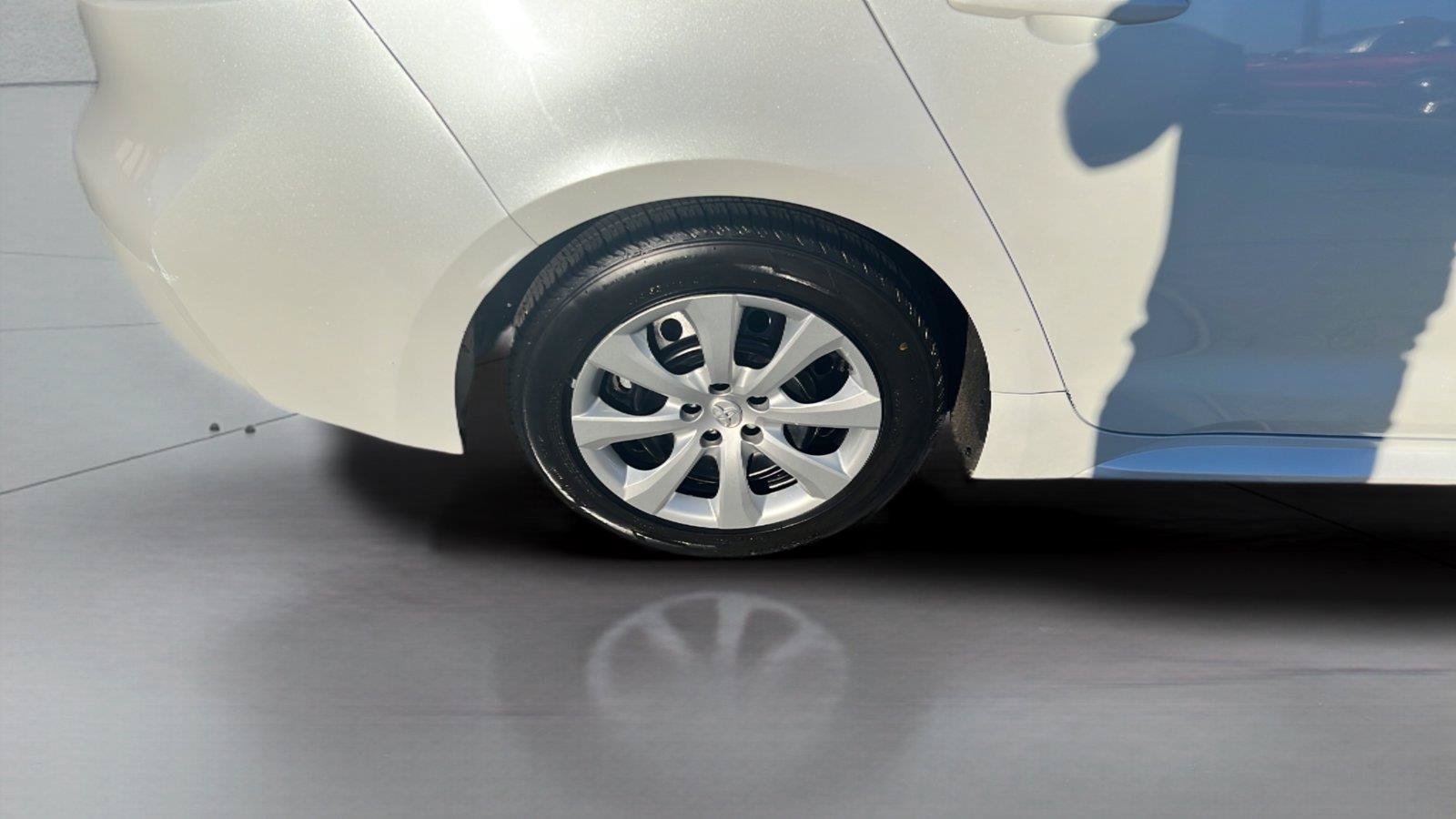 Used 2025 Toyota Corolla LE FWD image 21