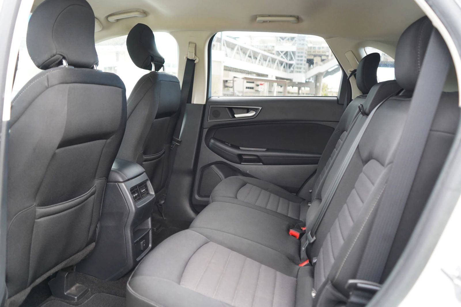 Used 2019 Ford Edge SE FWD image 16