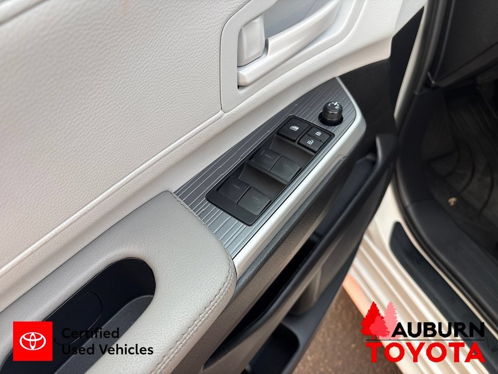 Certified 2025 Toyota Sienna LE AWD/4WD image 18