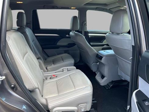 Used 2019 Toyota Highlander XLE image 14