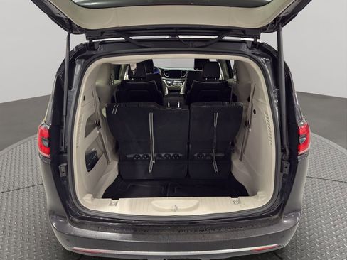 Used 2024 Chrysler Pacifica Limited w/ Trailer Tow Group image 8