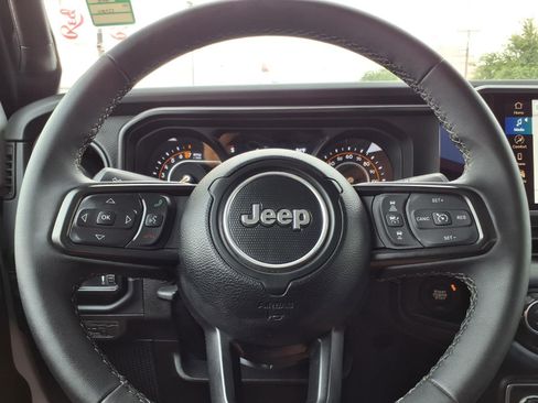 Used 2025 Jeep Gladiator Rubicon AWD/4WD image 27