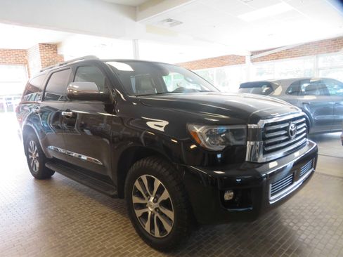 Used 2018 Toyota Sequoia Limited w/ Safety & Convenience Package AWD/4WD image 3