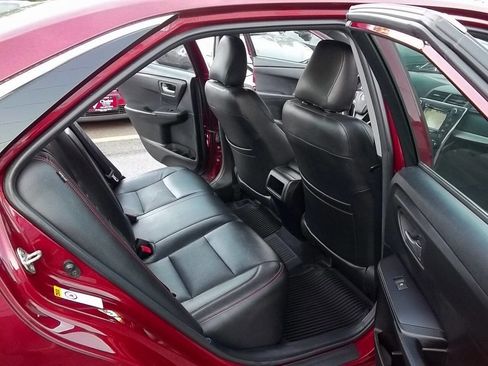 Used 2017 Toyota Camry SE w/ Moonroof Package FWD image 12