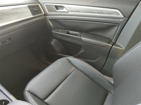 Used 2020 Volkswagen Atlas Cross Sport SE image 29