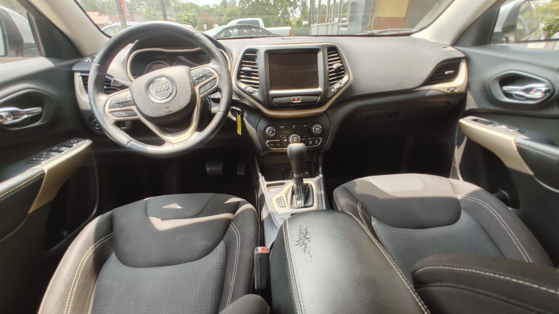 Used 2017 Jeep Cherokee Latitude w/ Comfort & Sound Group FWD image 7