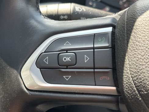 Used 2022 Jeep Compass Latitude w/ Sun and Sound Group AWD/4WD image 18